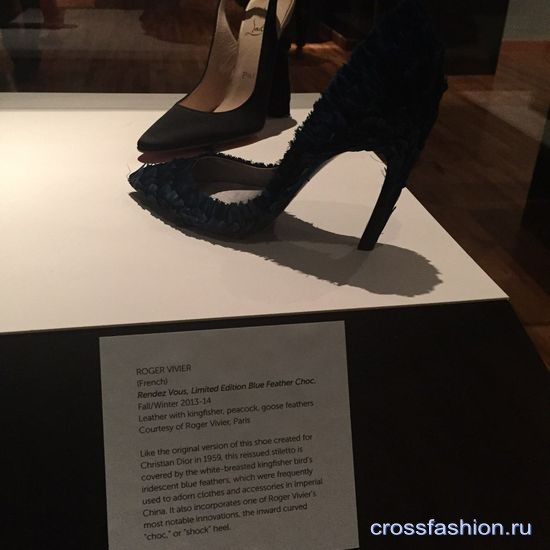 Выставка обуви в нью-йоркском музее Метрополитен