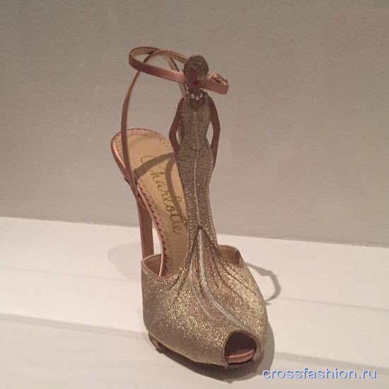 Выставка обуви в нью-йоркском музее Метрополитен