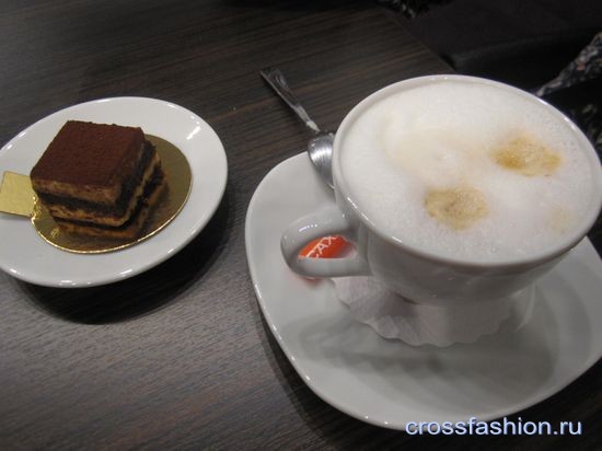 Кофе и пирожное тирамису
