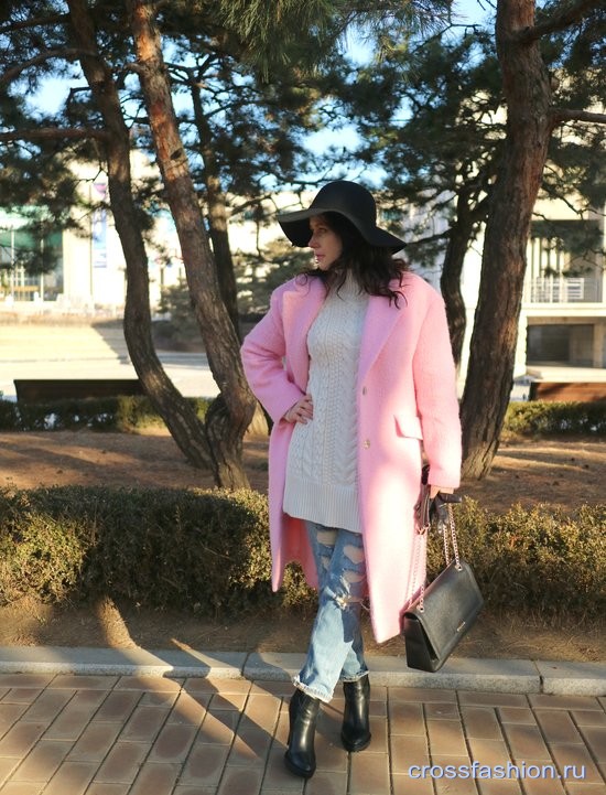 Розовое пальто с чем носить