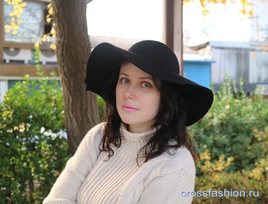 Гардероб после 39 лет: Плиссированная юбка, свитер оверсайз и черная шляпа