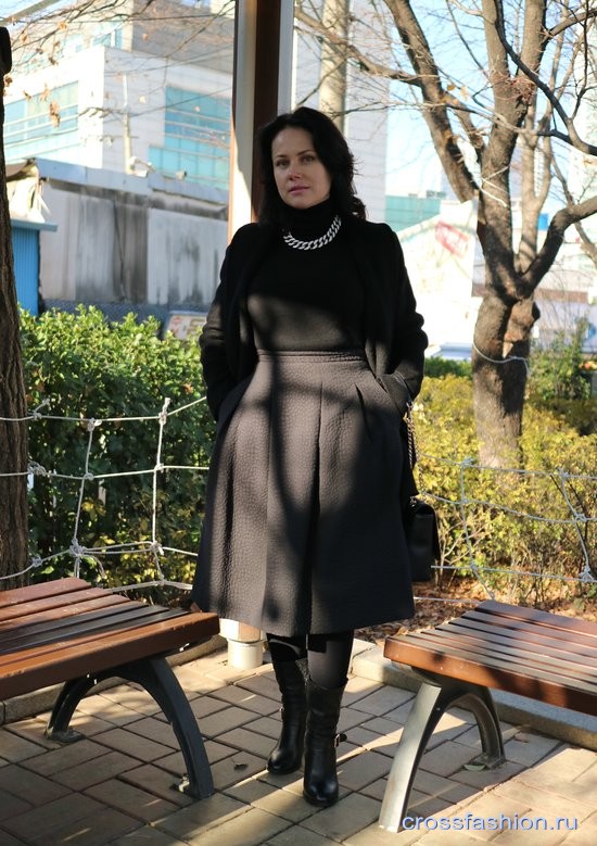 Total black look с юбкой миди