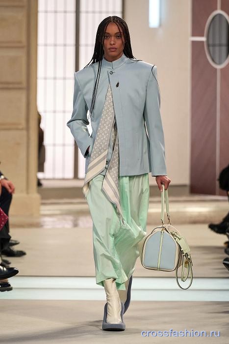 trendovye-formy-sochetaniya-i-aktsenty-v-kollektsii-louis-vuitton-osen-zima-2025-2026