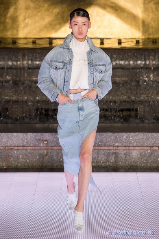 Разбор образа: три лука с прямой джинсовой юбкой-миди из коллекций весна-лето 2020