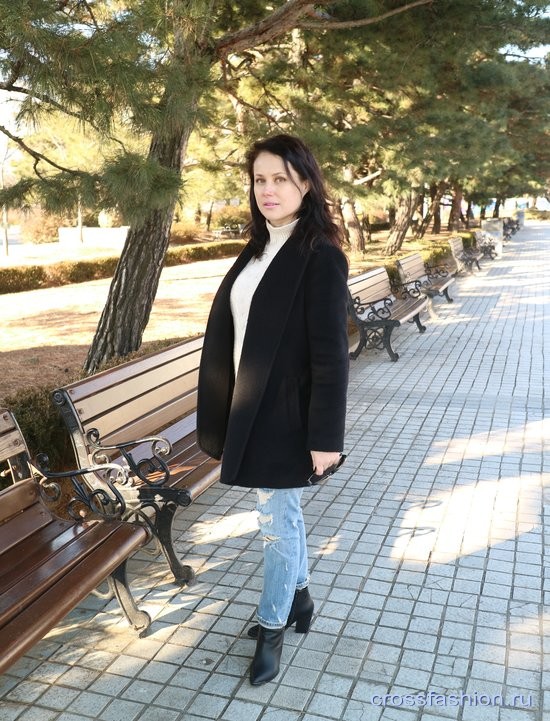 Повседневный look с рваными джинсами и о глупой критике зимнего гардероба россиянок