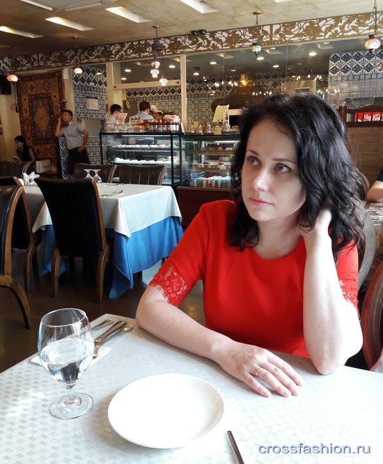 Lady in red  в ресторане турецкой кухни