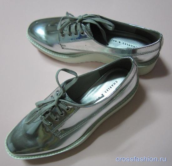 Серебристые ботинки на белой платформе