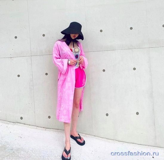 Розовый  цвет в коллекциях одежды корейских брендов