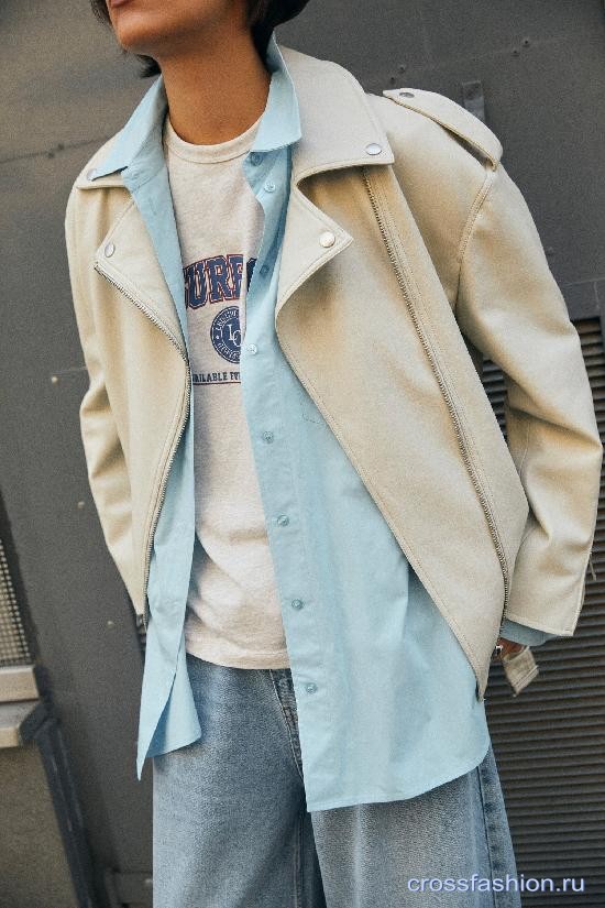Модное сочетание вещей осень-зима 2022: расстегнутая рубашка под жакет или куртку