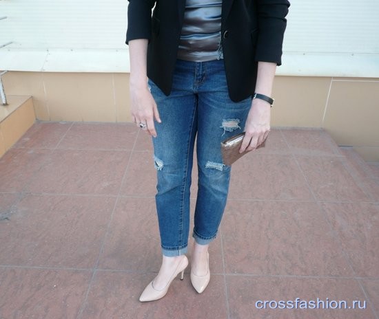 Вечерний образ с топом в бельевом стиле и джинсами