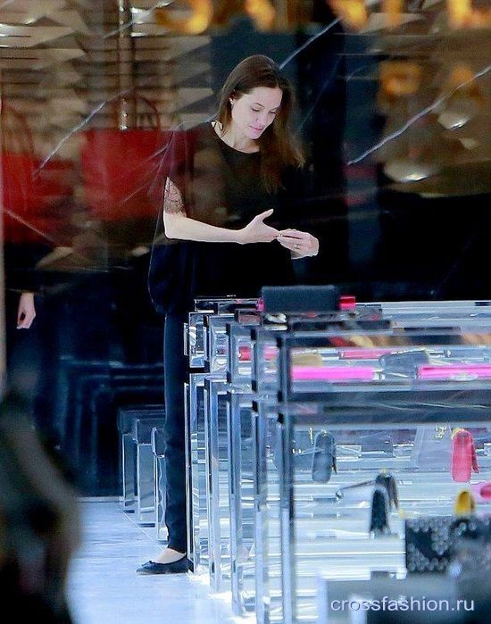 Анджелина Джоли на закрытом шоппинге  в Saint Laurent