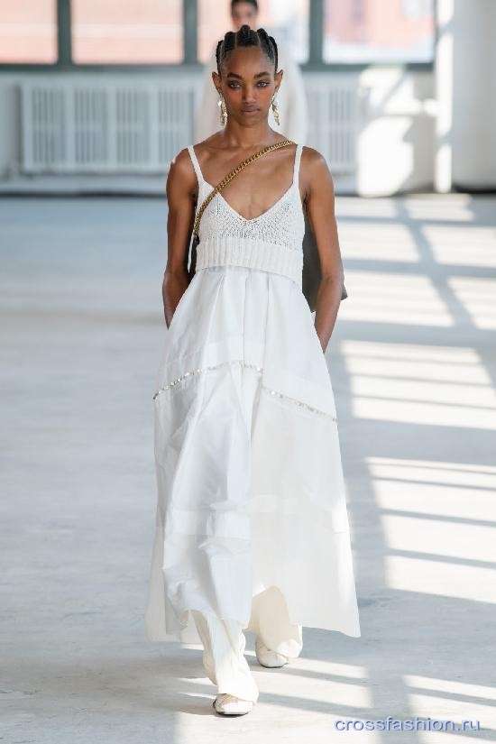 Модное сочетание вещей весна-лето 2022 - платье с брюками: как комбинировать?
