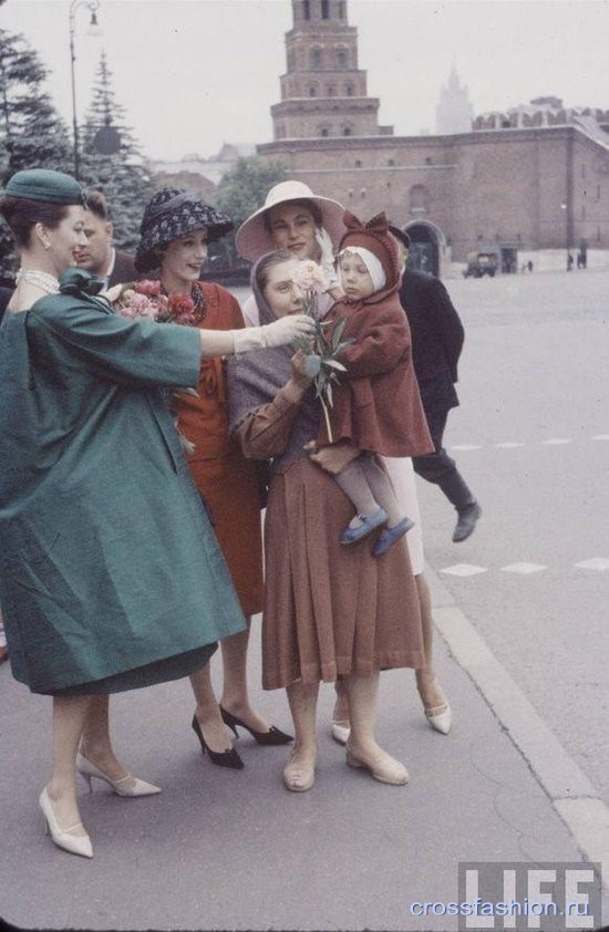 Фотосессия моделей Кристиан Диор на улицах Москвы июнь 1959 год