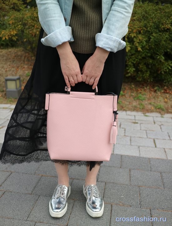 Гардероб после 39 лет: Кружевная юбка с серебристыми ботинками